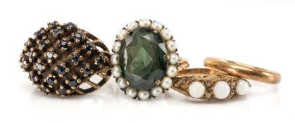 ASSORTED JEWELLERY, comprising demantoid garnet and pearl cluster ring, 9ct gold wedding band,