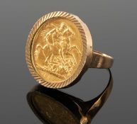 EDWARD VII SOVEREIGN RING, coin from 1910, in 9ct gold mount and ring, ring size S, gross weight