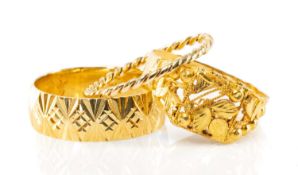 18CT GOLD BRIGHT-CUT WEDDING RING, ring size R, 4.6g; together with unidentified yellow metal rope