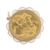 GEORGE V GOLD SOVEREIGN PENDANT, 1911, arcaded frame, 9.7g Provenance: consigned from Swansea