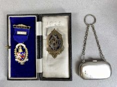 SILVER COLLECTABLES, comprising George V patch box, interior with twin lidded compartments and