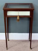 EDWARDIAN MAHOGANY BIJOUTERIE TABLE, inlaid and strung, bevelled glazed hinged lid, glazed sides,