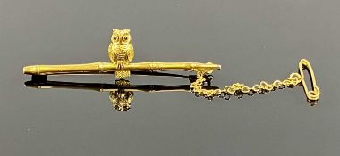 9CT GOLD OWL BAR BROOCH, with safety chain, 3g Provenance: private collection Flintshire