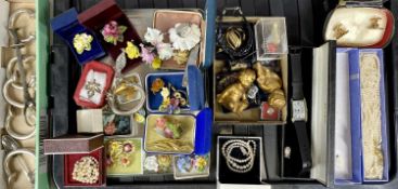 ASSORTED COSTUME JEWELLERY, WATCHES & OTHER ITEMS, including pearl necklaces, various brooches