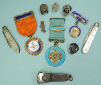 ASSORTED COLLECTABLES, comprising two silver and mother of pearl folding fruit knives, silver and