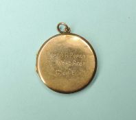 9CT GOLD BACK & FRONT INSCRIBED CIRCULAR PICTURE LOCKET, 'Capt. A.H. Popert 2nd Worc. Regt. C of E',