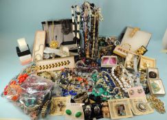 QUANTITY OF MIXED COSTUME JEWELLERY, including decorative dress rings, numerous beaded necklaces,