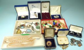 ASSORTMENT OF COSTUME JEWELLERY, to include various silver cufflinks, including golfing cufflinks;