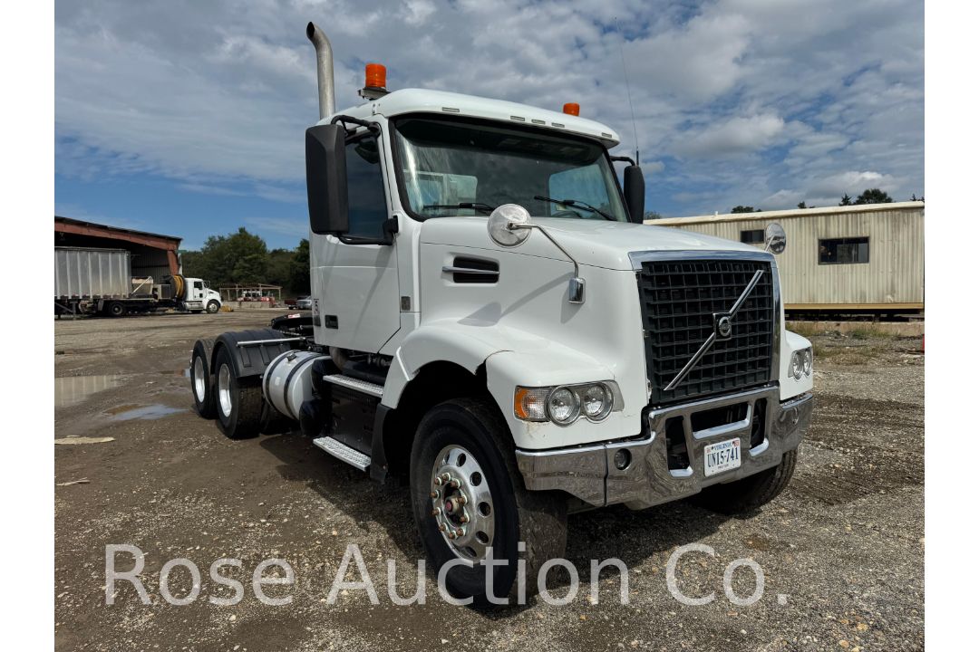 2018 Volvo Day cab Tractor (Richmond, VA) - Image 5 of 45