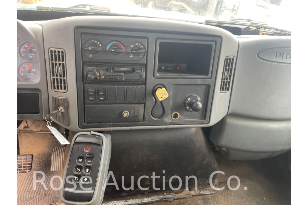 2005 international 7500 24.5 flatbed with Moffett kit - Image 11 of 14