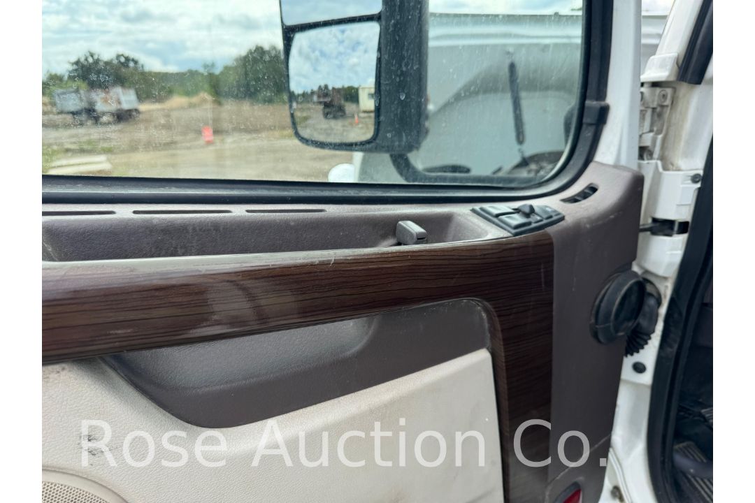 2018 Volvo Day cab Tractor (Richmond, VA) - Image 31 of 45