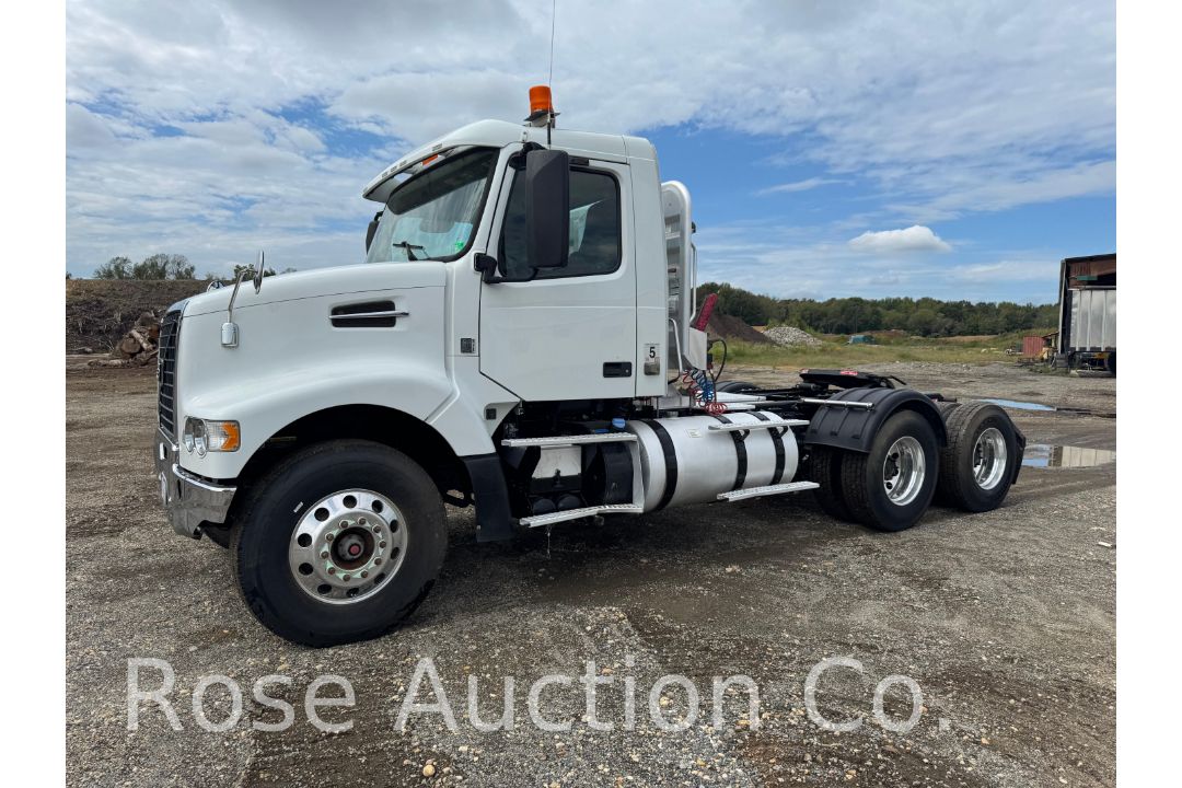 2018 Volvo Day cab Tractor (Richmond, VA) - Image 1 of 45