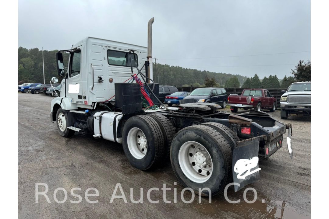 2011 Volvo VNL T/A Road Tractor ISX15 Cummins (Moyock, NC) - Image 2 of 40