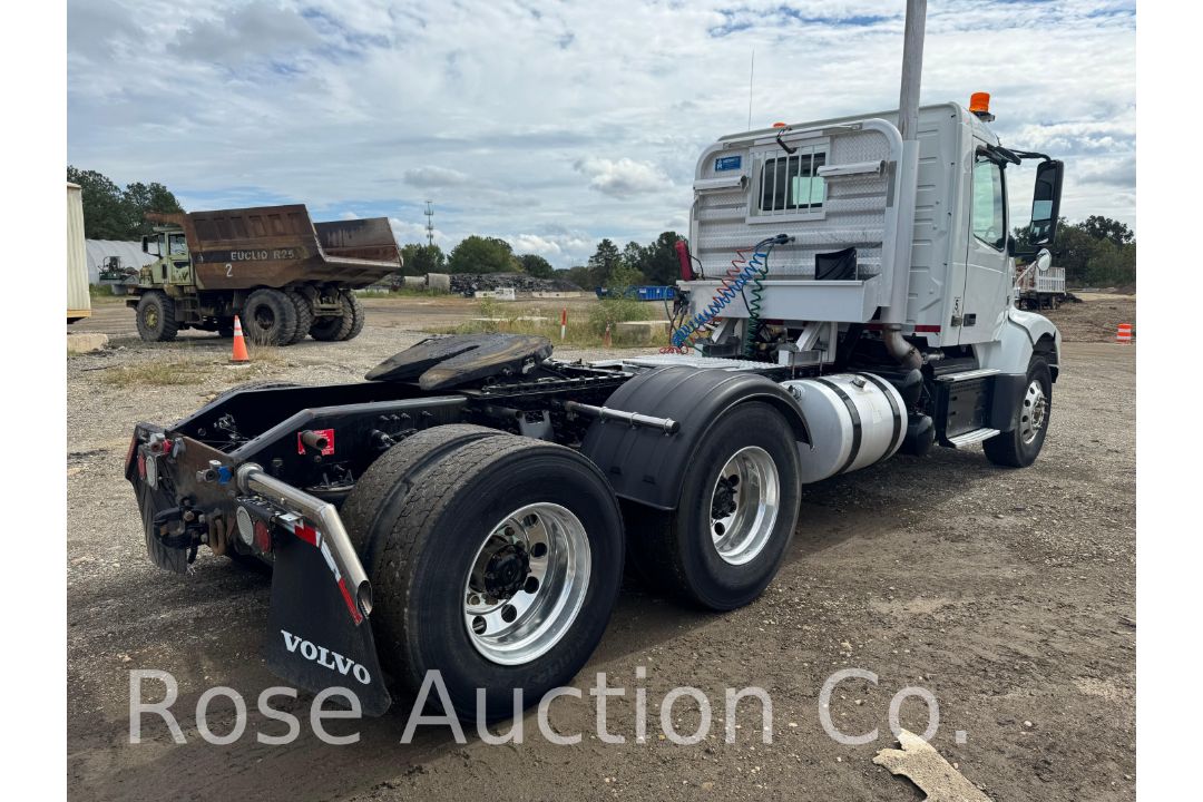 2018 Volvo Day cab Tractor (Richmond, VA) - Image 3 of 45