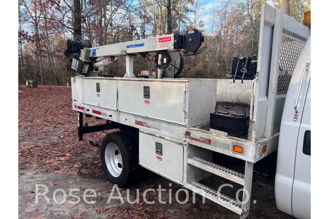Flatbed service body 84CA with Auto crane 3000 pound crane (Urbanna, VA) - Image 4 of 5