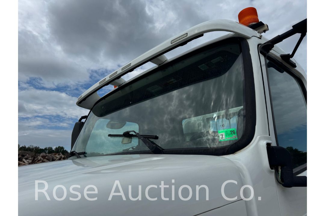 2018 Volvo Day cab Tractor (Richmond, VA) - Image 38 of 45