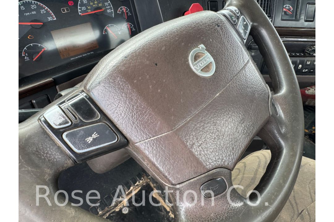 2018 Volvo Day cab Tractor (Richmond, VA) - Image 34 of 45