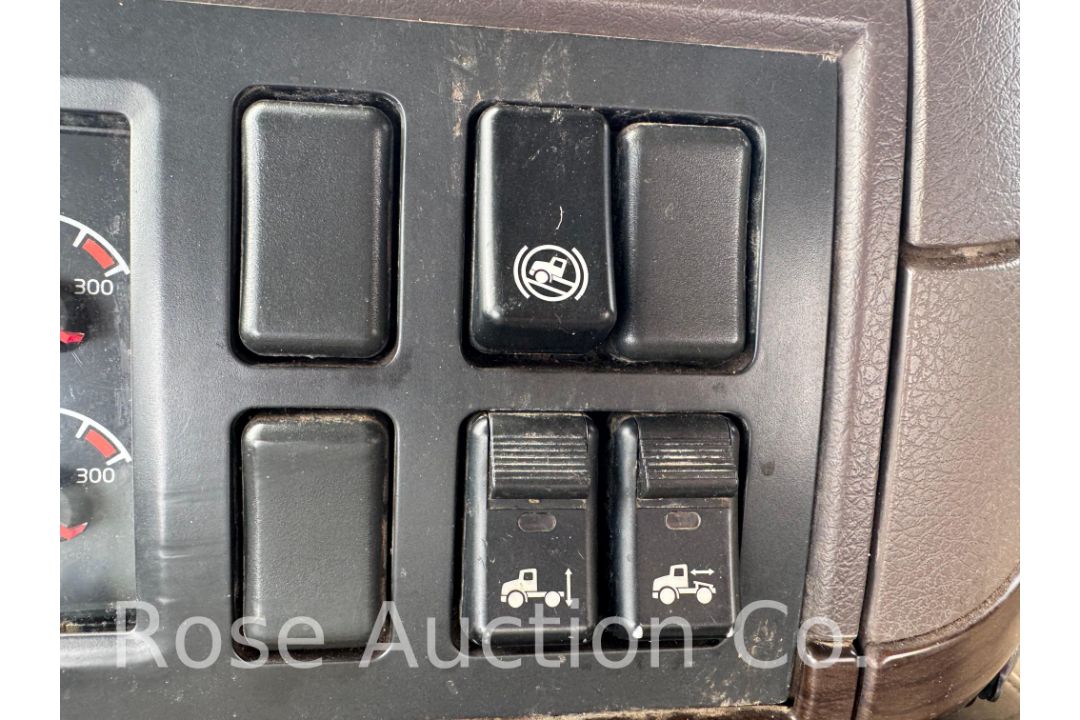 2018 Volvo Day cab Tractor (Richmond, VA) - Image 36 of 45