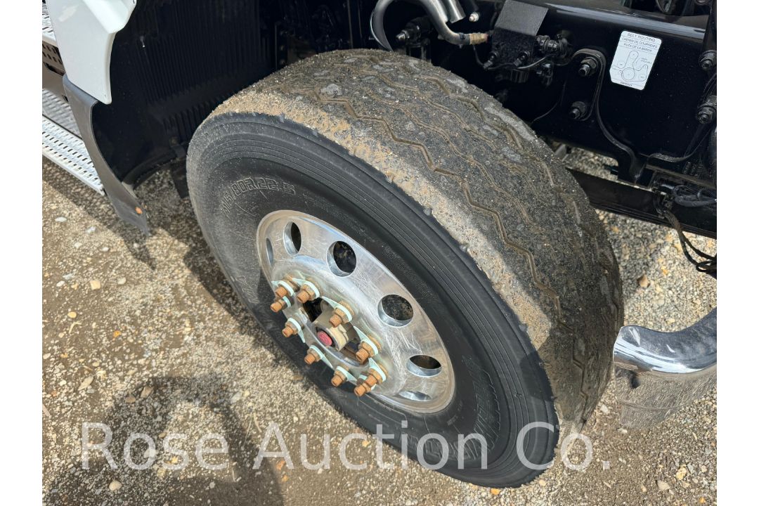 2018 Volvo Day cab Tractor (Richmond, VA) - Image 19 of 45