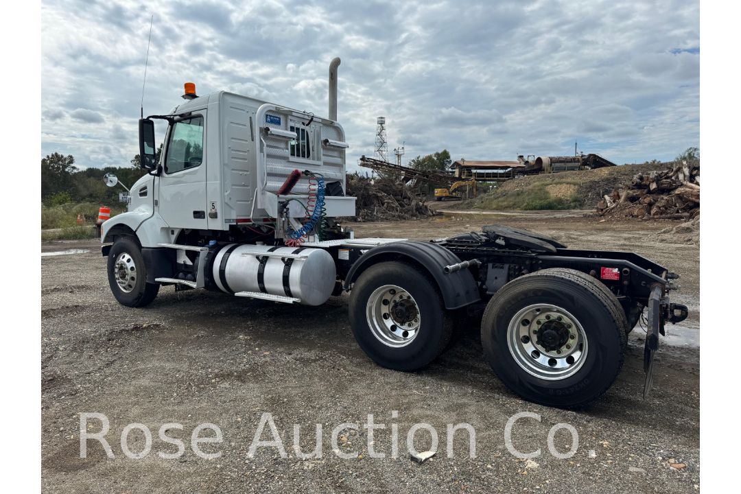2018 Volvo Day cab Tractor (Richmond, VA) - Image 2 of 45