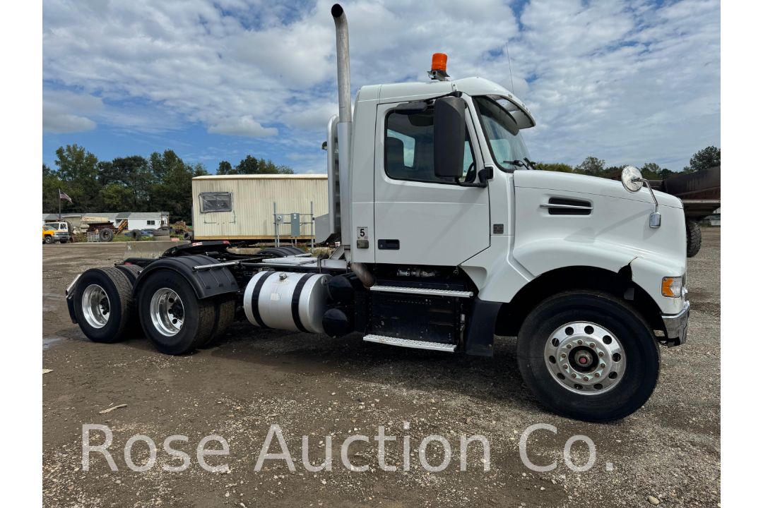 2018 Volvo Day cab Tractor (Richmond, VA) - Image 4 of 45