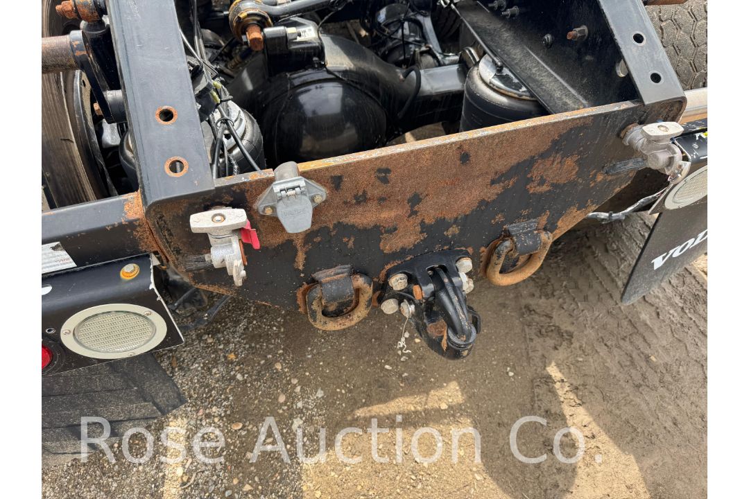 2018 Volvo Day cab Tractor (Richmond, VA) - Image 15 of 45