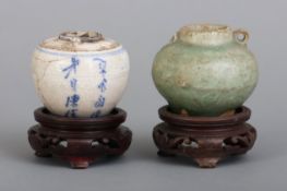2 frühe chinesische Porzellangefäße