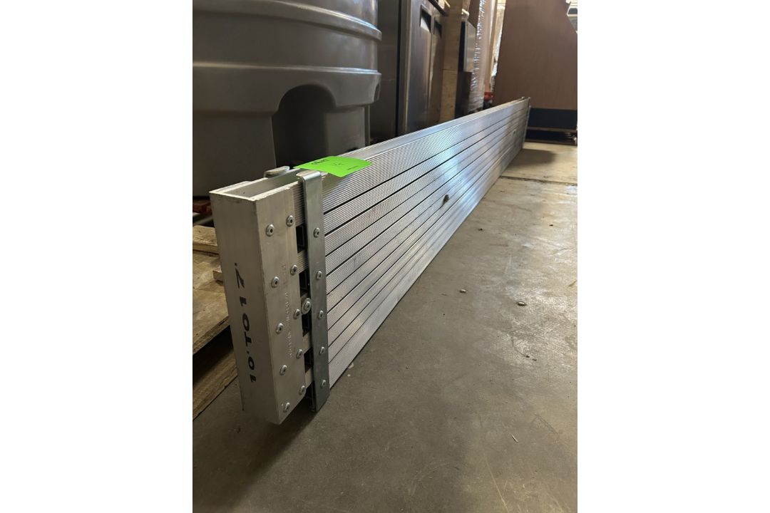 COLLAPSIBLE 10FT TO 17FT METAL SCAFFOLD - Image 1 of 5