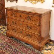 Walnut chest of drawers Italy, XVIII century.