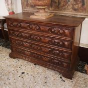 Walnut chest of drawers Italy, 18th century