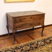Walnut chest of drawers Italy, XVIII century.