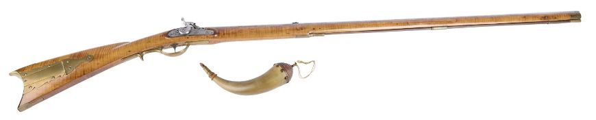 Kentucky-Rifle mit Pulverhorn, USA, um 1820