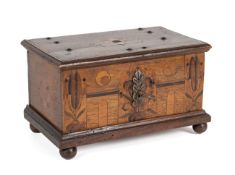 Kleine Flachdeckeltruhe, alpenländisch, 17. Jh.