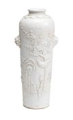 Dehua-Vase mit reliefierten Pflaumenblüten-Zweigen, China, Qing-Dynastie, 17./18. Jh.