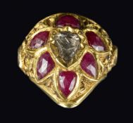 Massiver Goldring mit Diamanten und Rubinen, im Barockstil