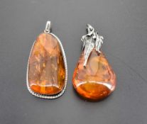 Zwei große Bernstein-Anhänger, 20. Jh.