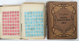 2 Briefmarkenalben 2 Alben mit zahlr.