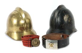 2 Feuerwehrhelme, 2 Koppelschlösser