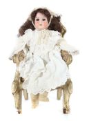 Puppe auf Armlehnstuhl Armand