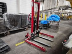 Dayton 4VME8 Hydraulic Fork Lift