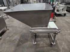 Stainless Steel Hopper With Smooth Top Belt Conveyor