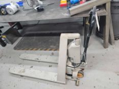 Crown 1000 Lb Electric Pallet Jack