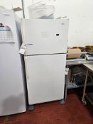 Roper RT18DKXHW01 Refrigerator