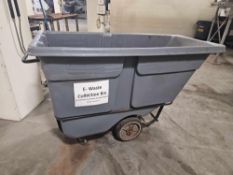 Rubbermaid 1 cubic Yard Cart