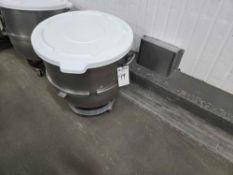 Mixing Bowl on wheels with lid