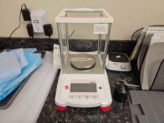 Ohaus Pioneer PX523 Balance Scale