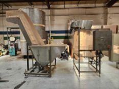 Omega 3D-JH Bottle Orienter w/ Omega Cleated Incline Conveyor