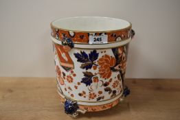 A late 19th / early 20th century English porcelain Imari pattern jardinere of circular form,