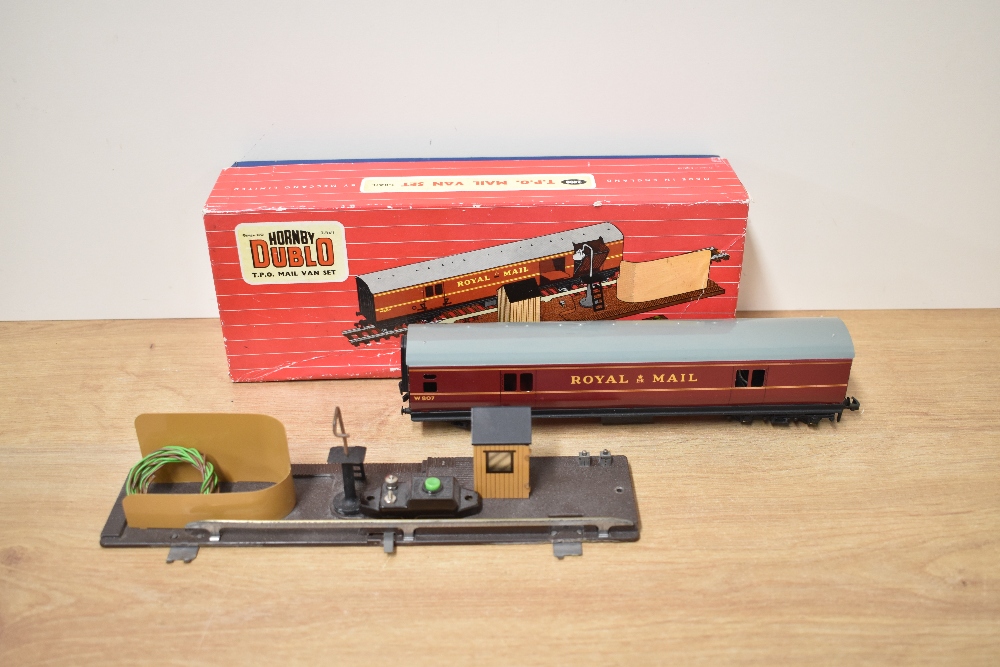 A Hornby Dublo 00 gauge 2400 TPO Mail Van Set, appears unused but missing mail bags, in original - Image 2 of 2