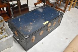 A vintage travel trunk, width approx. 101cm (no key)